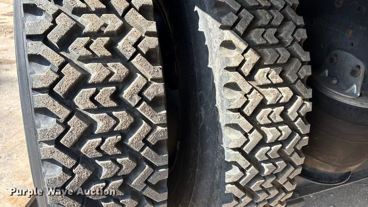 image for item EA7920 1991 International 3800 Crew Cab flatbed truck