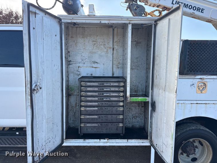 image for item EA7921 2009 Chevrolet C5500 Crew Cab utility / service truck