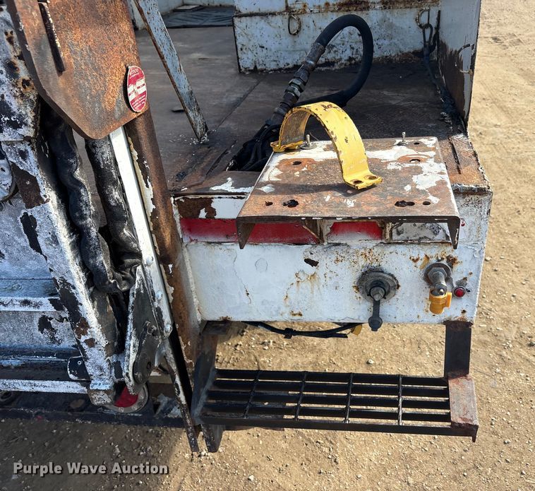 image for item EA7921 2009 Chevrolet C5500 Crew Cab utility / service truck