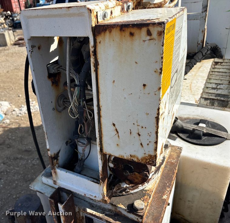 image for item EA7921 2009 Chevrolet C5500 Crew Cab utility / service truck