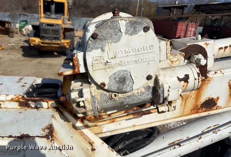 image for item EA7921 2009 Chevrolet C5500 Crew Cab utility / service truck