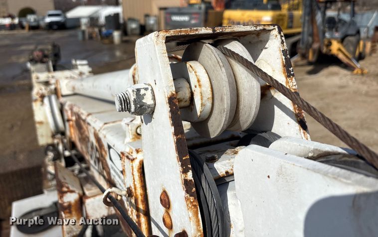 image for item EA7921 2009 Chevrolet C5500 Crew Cab utility / service truck