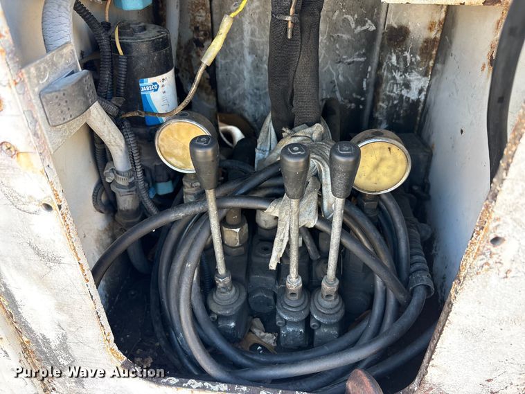 image for item EA7921 2009 Chevrolet C5500 Crew Cab utility / service truck