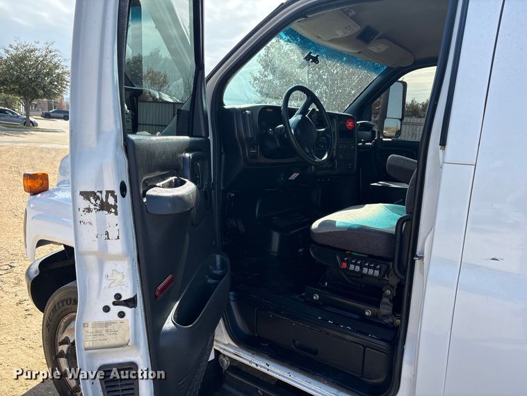 image for item EA7921 2009 Chevrolet C5500 Crew Cab utility / service truck