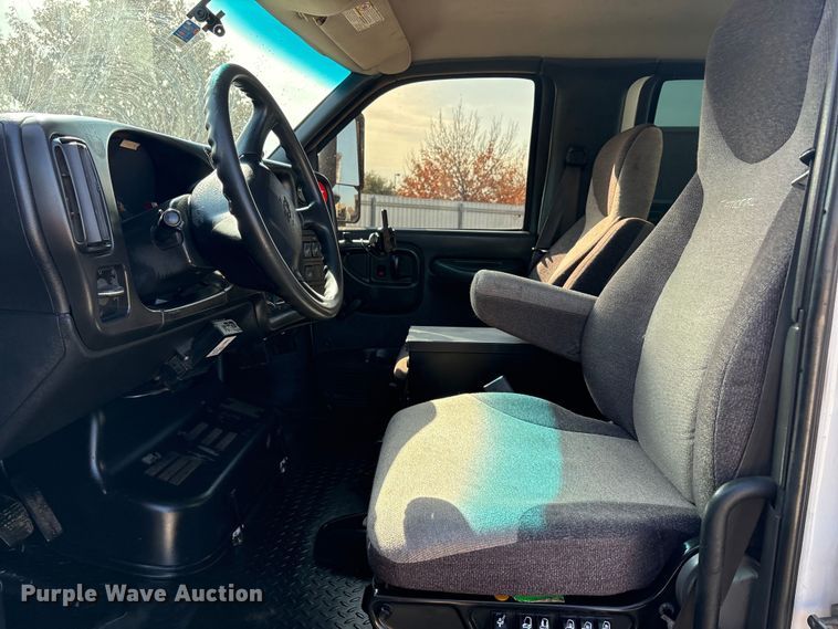 image for item EA7921 2009 Chevrolet C5500 Crew Cab utility / service truck