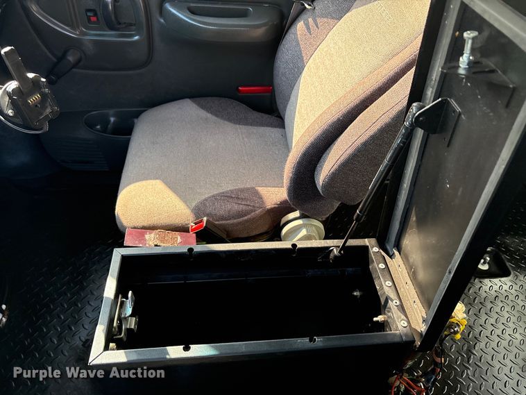 image for item EA7921 2009 Chevrolet C5500 Crew Cab utility / service truck