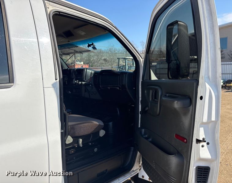 image for item EA7921 2009 Chevrolet C5500 Crew Cab utility / service truck