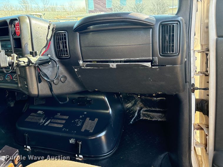 image for item EA7921 2009 Chevrolet C5500 Crew Cab utility / service truck