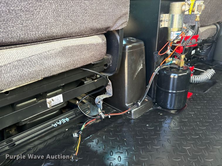 image for item EA7921 2009 Chevrolet C5500 Crew Cab utility / service truck