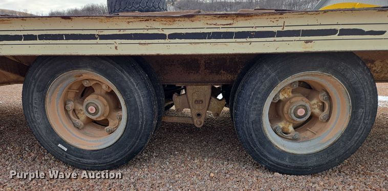 image for item EB1261 1987 Trail King TK40-2400 equipment trailer