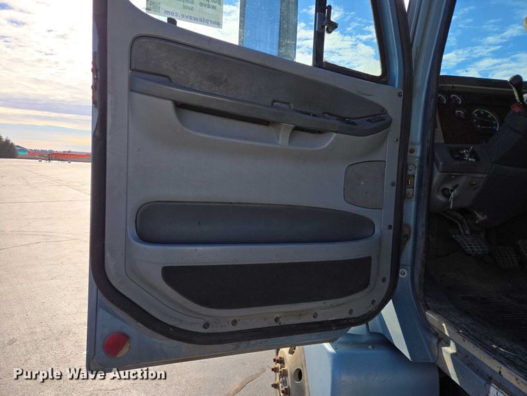 image for item EB1266 2006 Freightliner CST120 semi truck