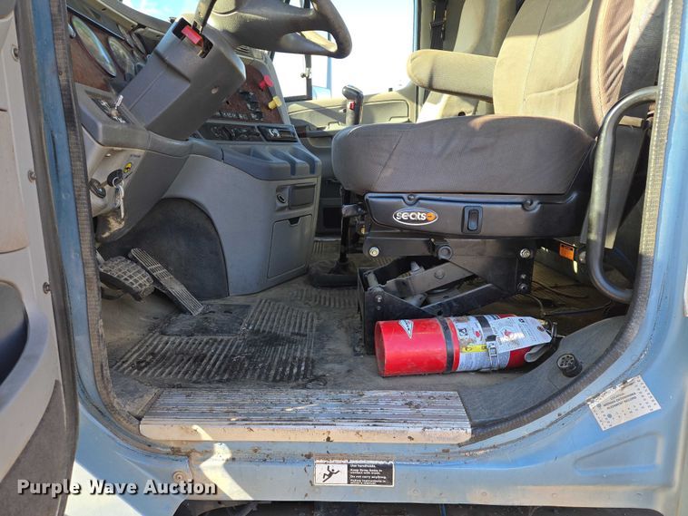 image for item EB1266 2006 Freightliner CST120 semi truck