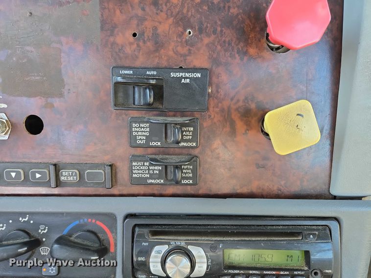 image for item EB1266 2006 Freightliner CST120 semi truck