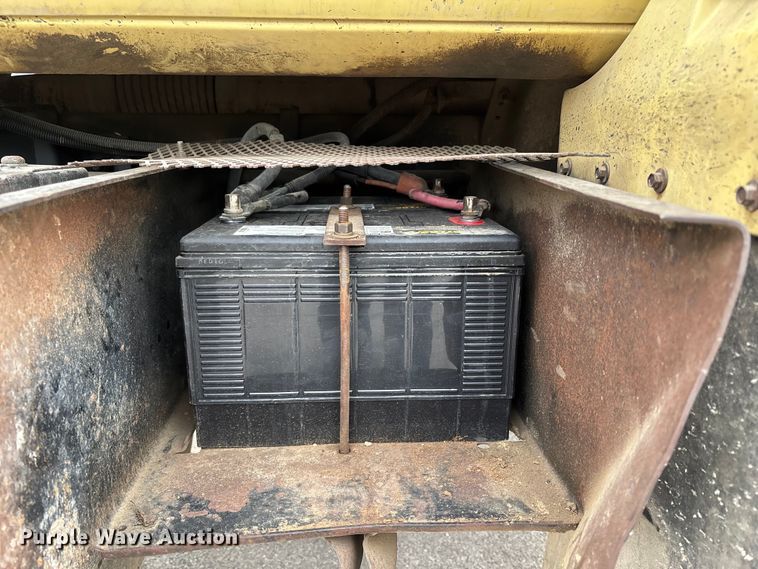 image for item ED5105 1993 GMC C7000 vacuum truck