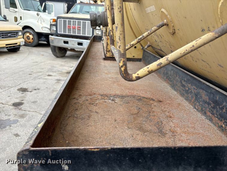 image for item ED5105 1993 GMC C7000 vacuum truck