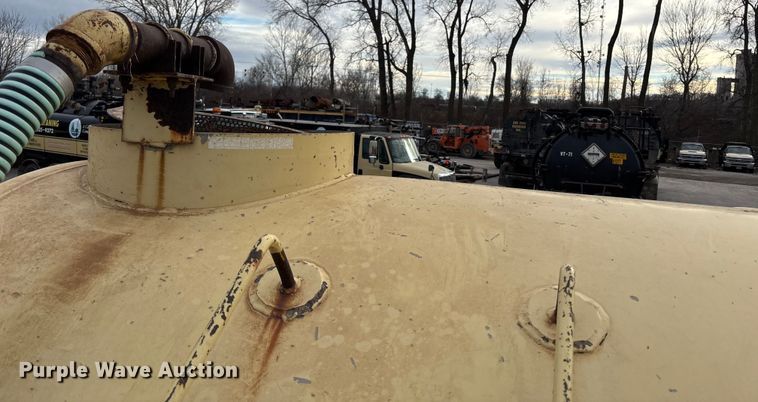 image for item ED5105 1993 GMC C7000 vacuum truck