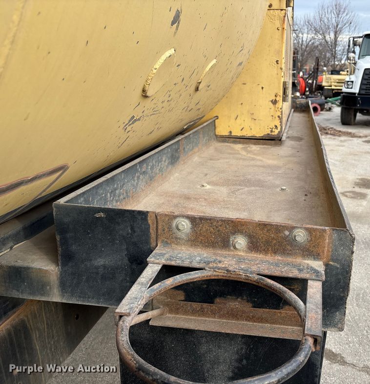 image for item ED5105 1993 GMC C7000 vacuum truck