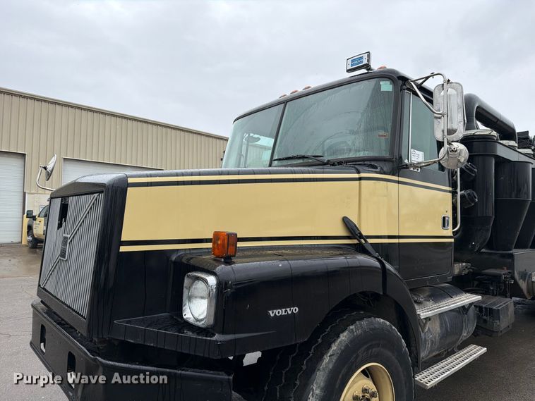 image for item ED5107 1999 Volvo WG sewer jetter truck