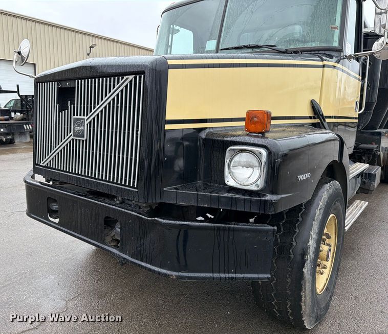 image for item ED5107 1999 Volvo WG sewer jetter truck