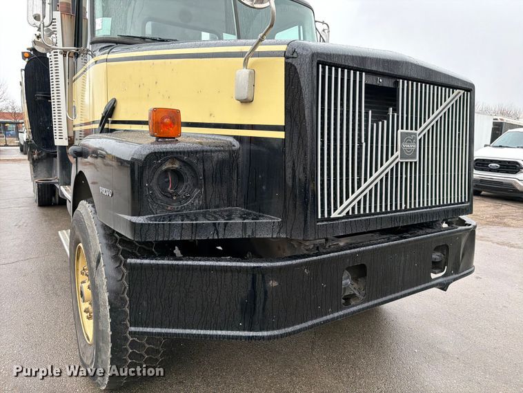 image for item ED5107 1999 Volvo WG sewer jetter truck