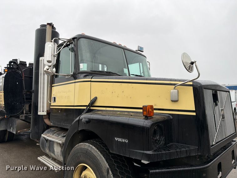 image for item ED5107 1999 Volvo WG sewer jetter truck