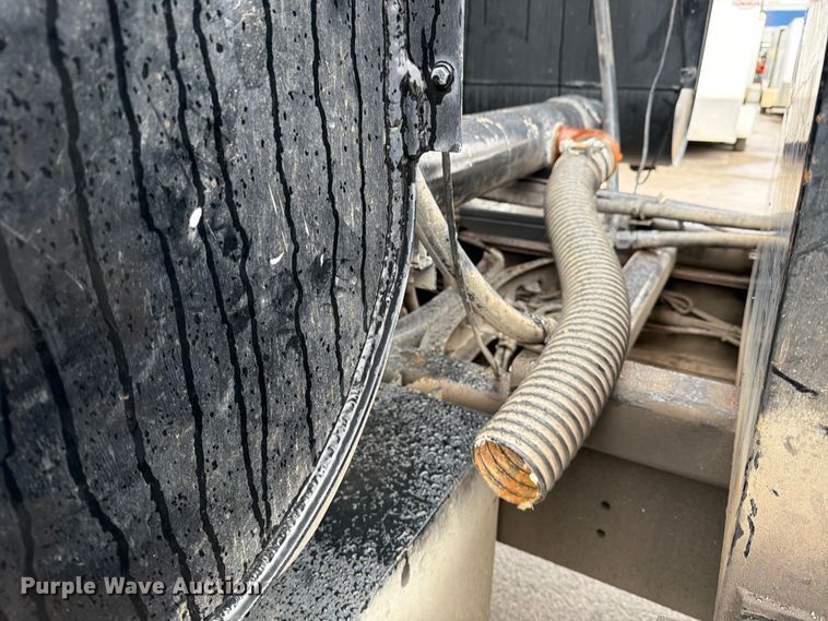 image for item ED5107 1999 Volvo WG sewer jetter truck