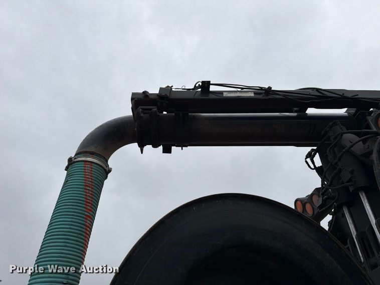 image for item ED5107 1999 Volvo WG sewer jetter truck