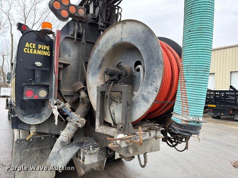 image for item ED5107 1999 Volvo WG sewer jetter truck