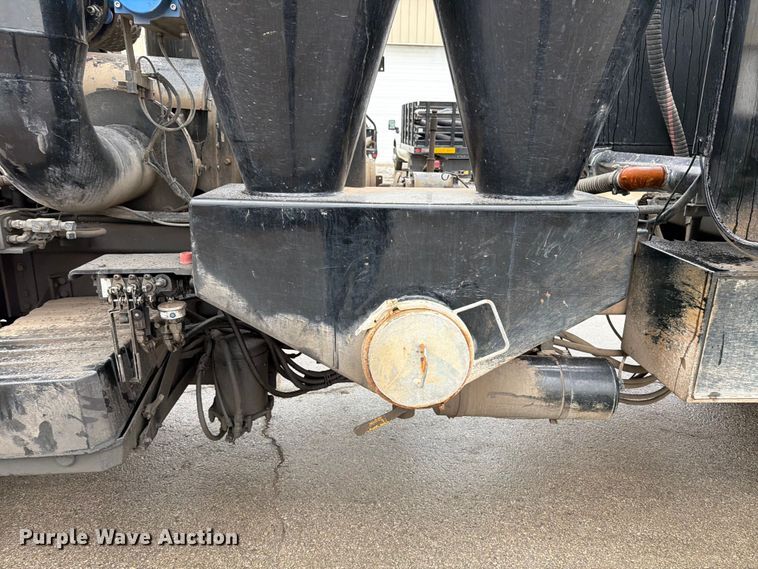 image for item ED5107 1999 Volvo WG sewer jetter truck