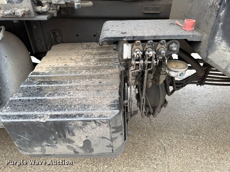 image for item ED5107 1999 Volvo WG sewer jetter truck