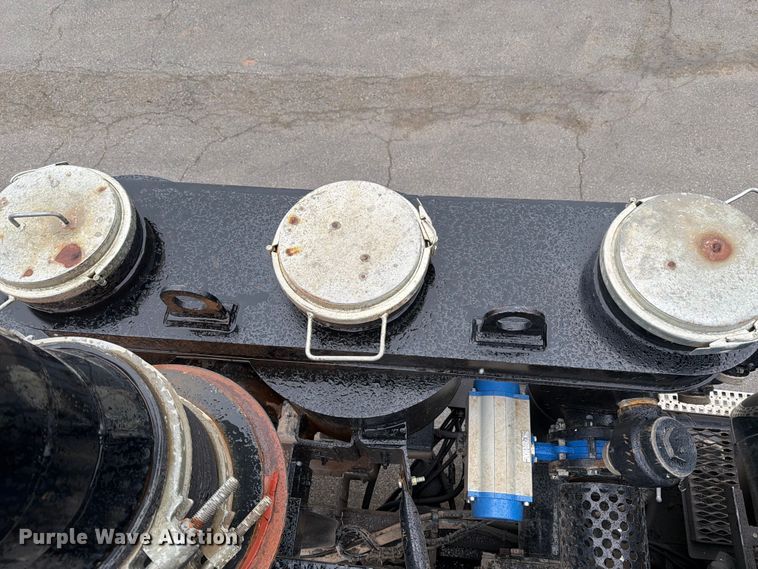 image for item ED5107 1999 Volvo WG sewer jetter truck