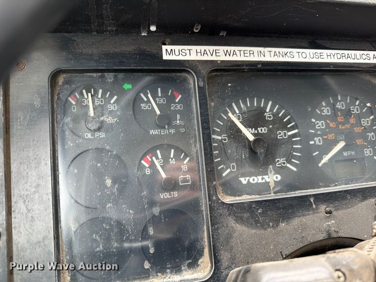 image for item ED5107 1999 Volvo WG sewer jetter truck