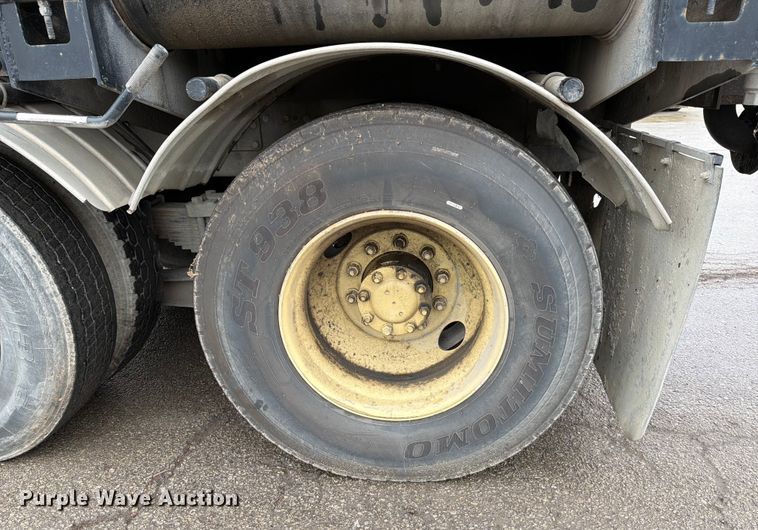 image for item ED5107 1999 Volvo WG sewer jetter truck