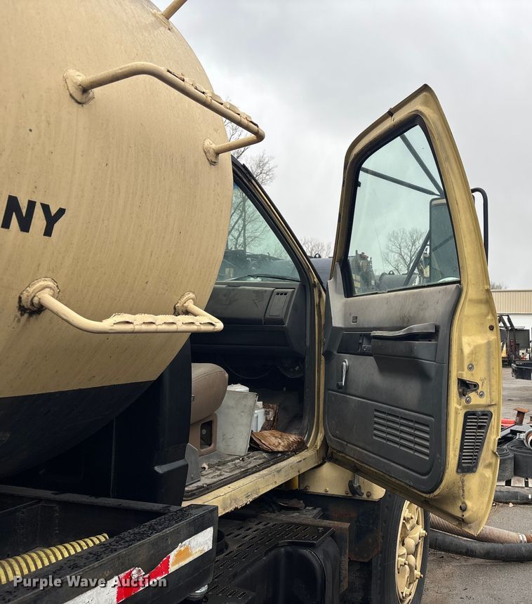 image for item ED5109 1992 GMC C7 sewer jetter truck