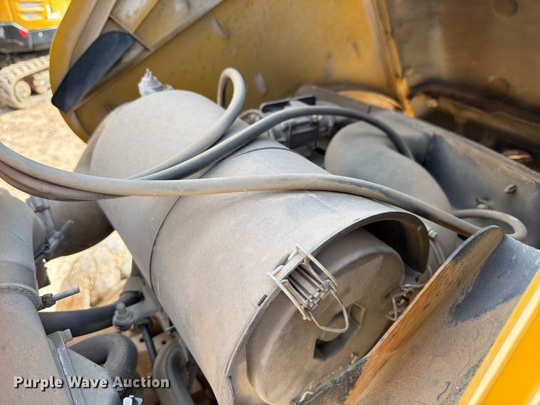 image for item ED5122 2011 John Deere 310J backhoe