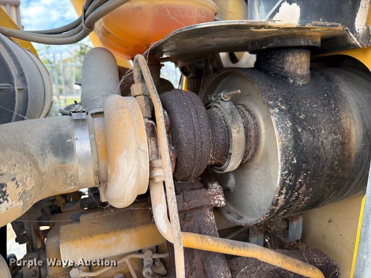 image for item ED5122 2011 John Deere 310J backhoe