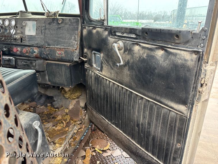 image for item EE1395 Kenworth 853 semi truck