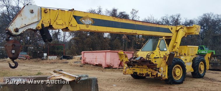 image for item EE1433 P&H crane truck