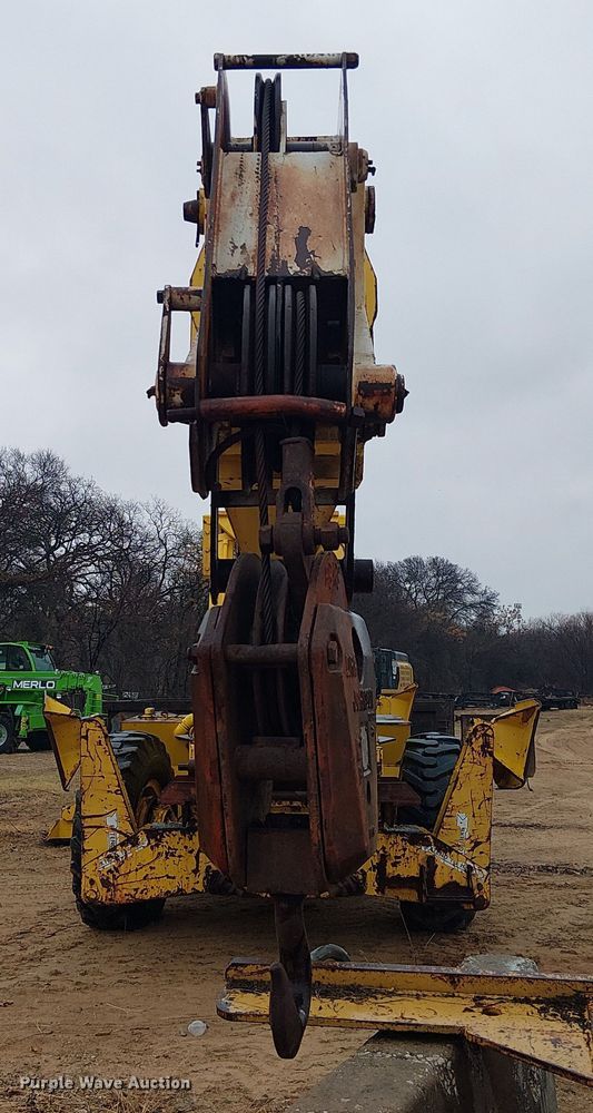 image for item EE1433 P&H crane truck