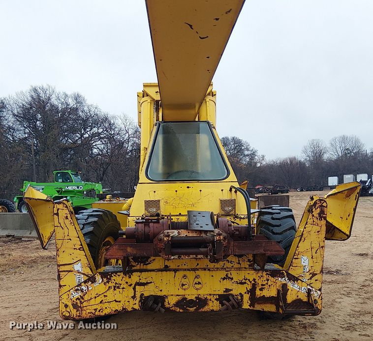 image for item EE1433 P&H crane truck