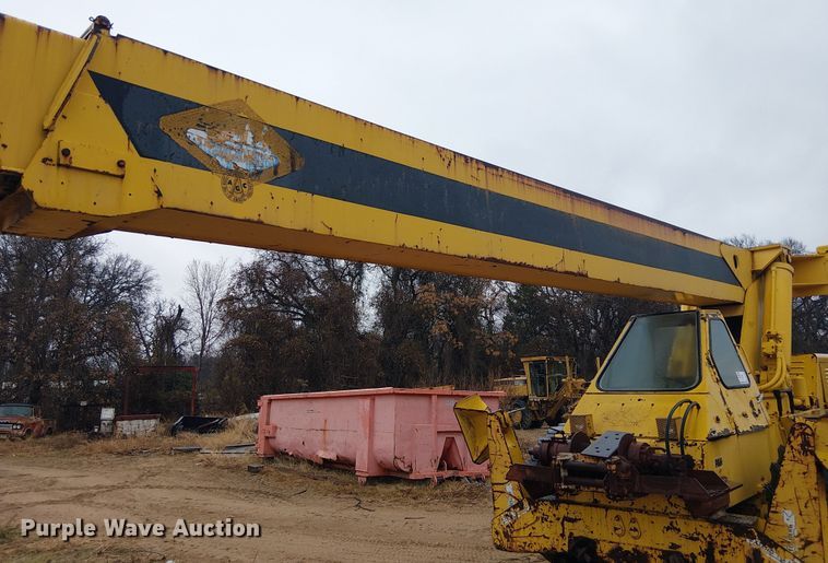 image for item EE1433 P&H crane truck
