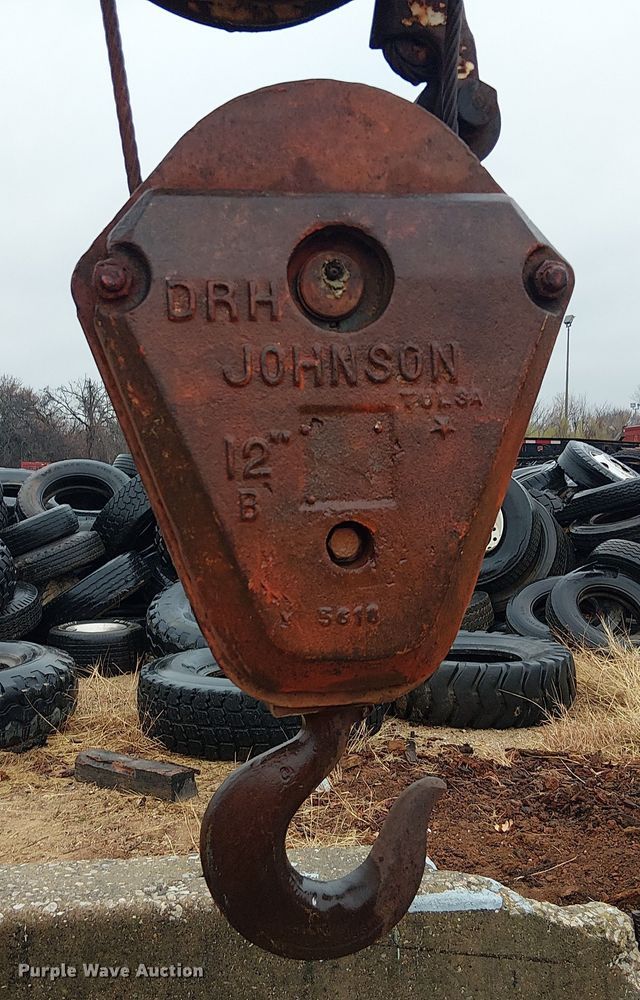 image for item EE1433 P&H crane truck