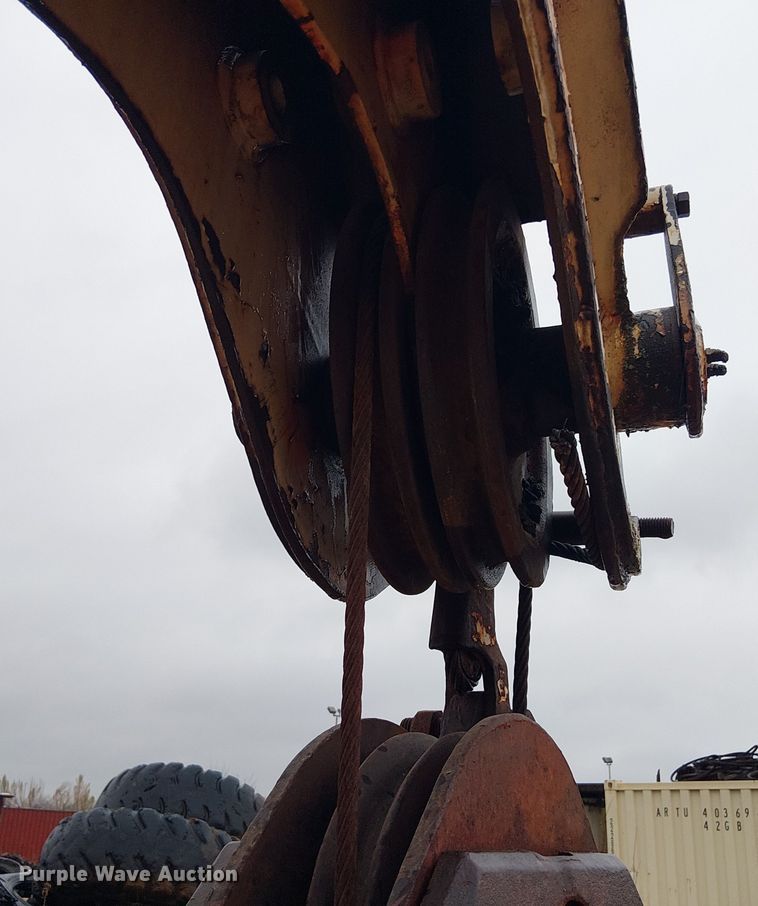 image for item EE1433 P&H crane truck