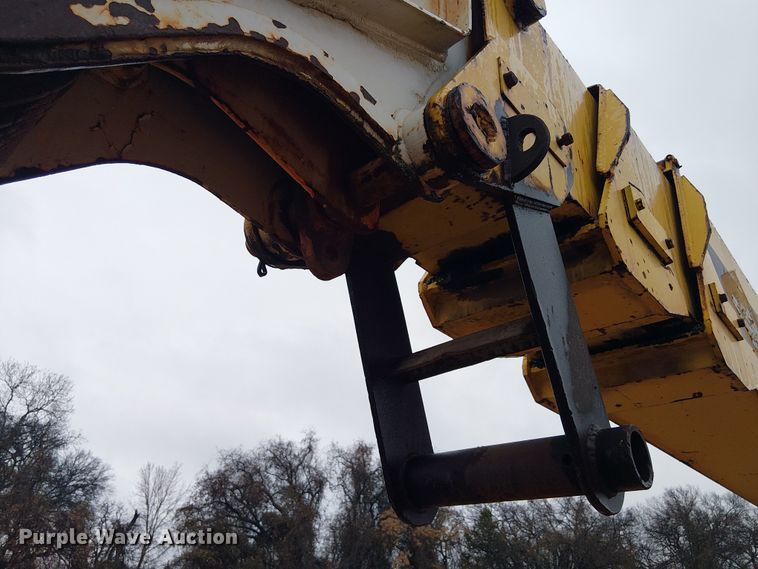 image for item EE1433 P&H crane truck