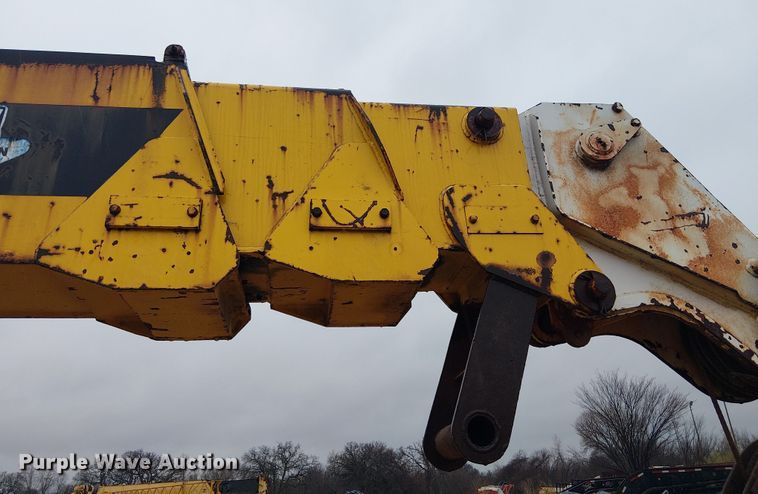 image for item EE1433 P&H crane truck