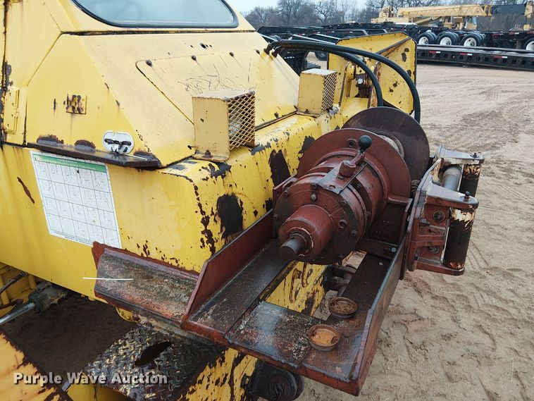 image for item EE1433 P&H crane truck