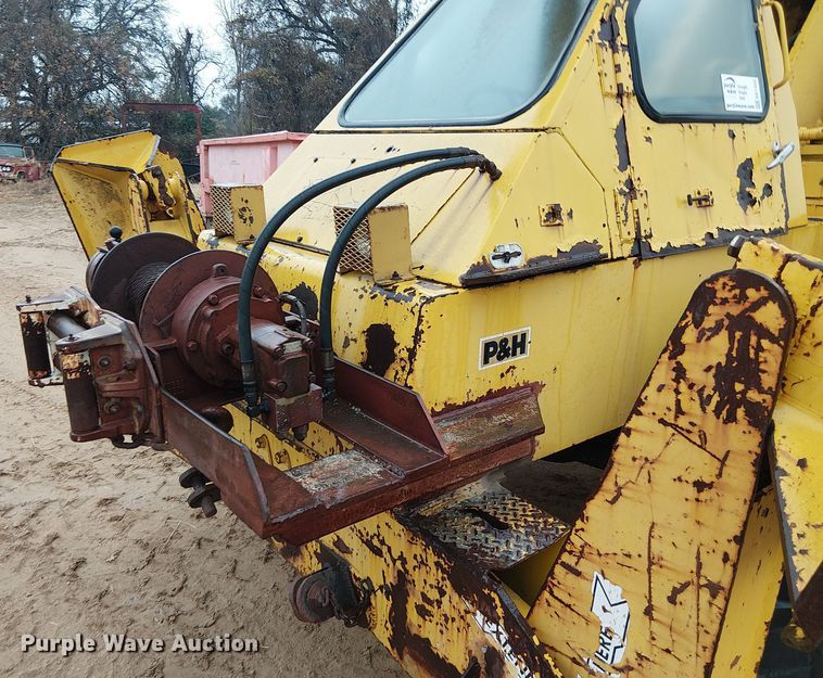 image for item EE1433 P&H crane truck
