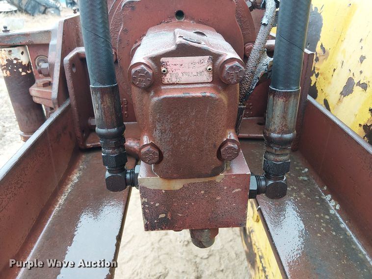 image for item EE1433 P&H crane truck