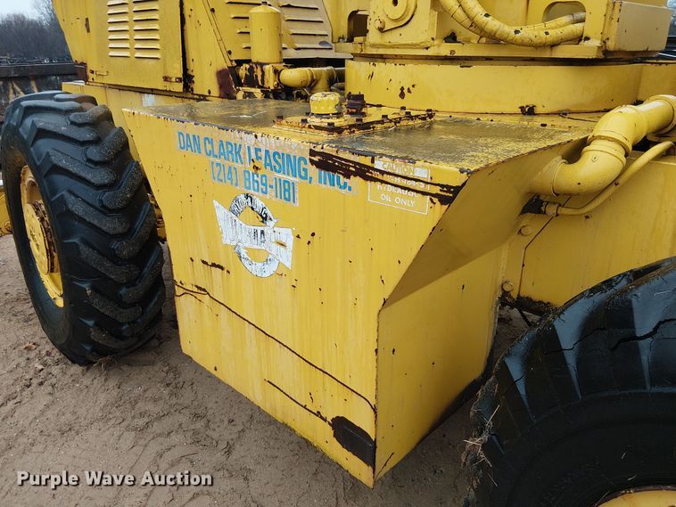 image for item EE1433 P&H crane truck