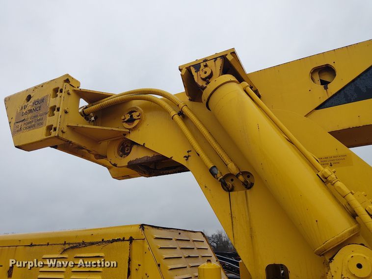 image for item EE1433 P&H crane truck